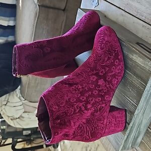 Zigi Soho Pink Paisley Boots. Embossed flower design. Size 9.5